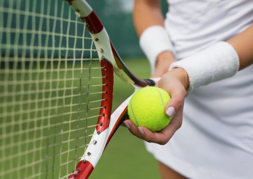 Yksi tennis- tai sulkapallovuoro tai kolmen tunnin tennisvalmennus alk. vain 5€