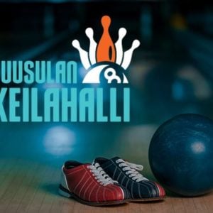 Keilapallo ja keilakengät Tuusulan Keilahallin radalla ennen keilausvuoron alkua.