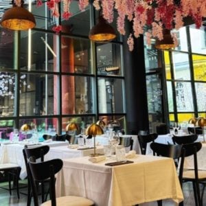 Kolmen ruokalajin valinnainen menu kahdelle + pullo talon viiniä Säästä 39 % Helsinki, Kaartinkaupunki, victors garden, ravintolat helsinki